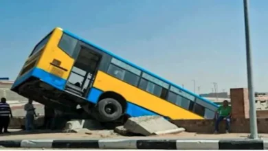 تصادم بين أتوبيس وسيارة ملاكي على محور المشير بسبب عطل في الفرامل