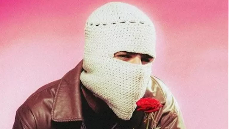 تووليت يكشف عن ارتباطه ويبعث رسالة لحبيبته من كاليفورنيا