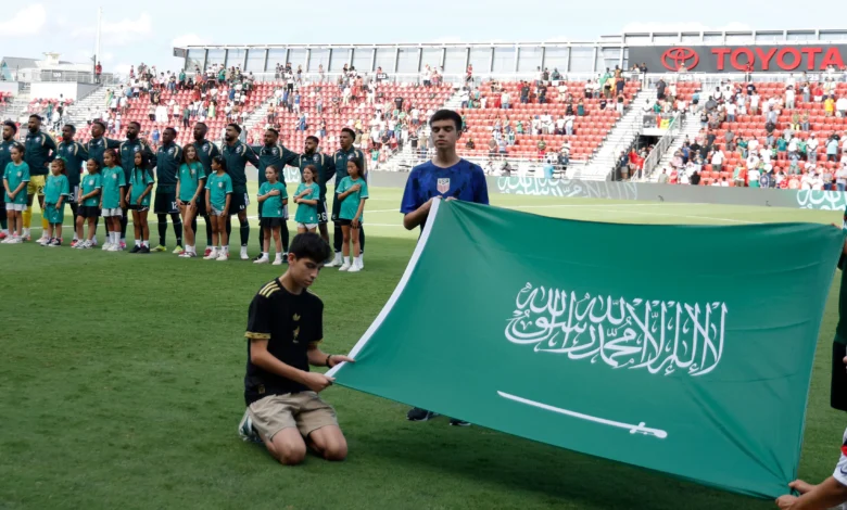"جماهير وصور وتوقيعات: منظمة الصحة العالمية تفتتح تدريبات المنتخب السعودي" 1 "جماهير وصور وتوقيعات: منظمة الصحة العالمية تفتتح تدريبات المنتخب السعودي"