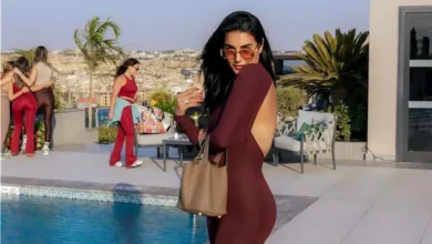 جوري بكر تتألق بإطلالة رياضية جريئة بجوار حمام السباحة بالصور