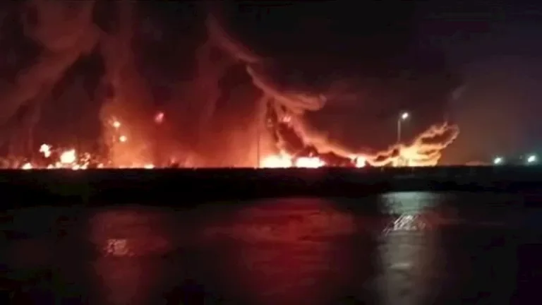 حريق ضخم في مصنع كيماويات بأبو زعبل بالقليوبية يتطلب 6 سيارات إطفاء للسيطرة عليه