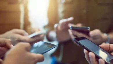 حظر الهواتف الذكية على الموظفين في أفغانستان يبدأ تنفيذ القرار