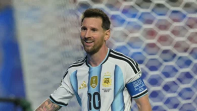 "حكم سابق يقارن بين لقطتي ميسي ولاعب جنوب أفريقيا: تحليل غير منطقي"