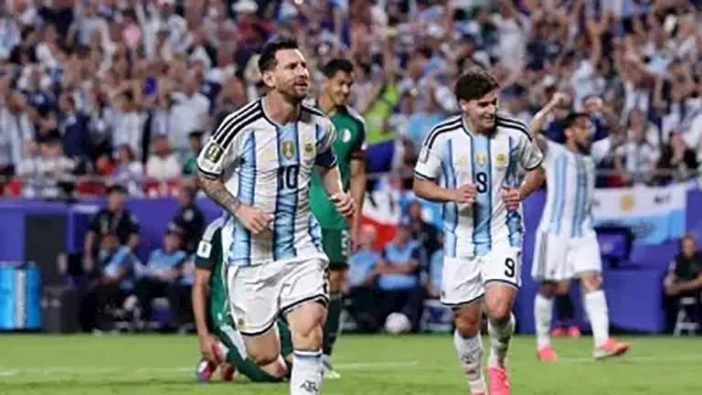 "خبير تحكيمي ينتقد فيفا بسبب ميسي واستفهام حول قراراته"