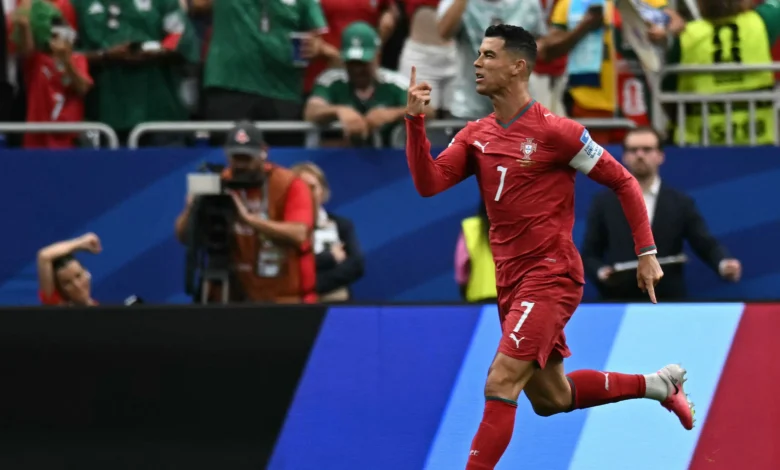رونالدو يسجل التاريخ: أول لاعب يحقق هدفاً في 6 نسخ من المونديال بعد فض شراكة ميسي 1 رونالدو يسجل التاريخ: أول لاعب يحقق هدفاً في 6 نسخ من المونديال بعد فض شراكة ميسي