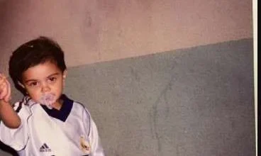 زوجة كوكوريلا توضح انتماءه لبرشلونة بصورة من الطفولة