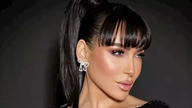 "ساندي تتألق بإطلالة البيبي بلو الجذابة"