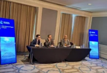 ستاندرد تشارترد: توقعات بانخفاض سعر الدولار في مصر إلى 49 جنيهاً بحلول 2026