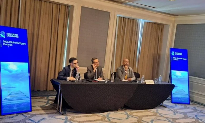 ستاندرد تشارترد: توقعات بانخفاض سعر الدولار في مصر إلى 49 جنيهاً بحلول 2026