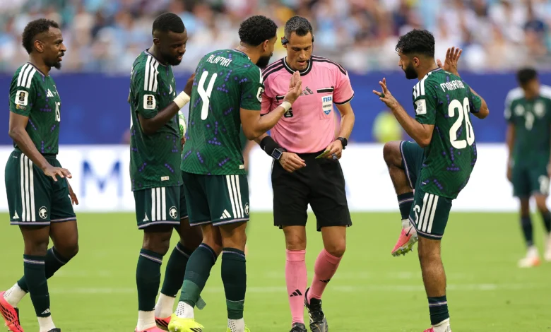سر قميص الحكم الوردي في مباراة السعودية وأوروجواي: ماذا يعني؟