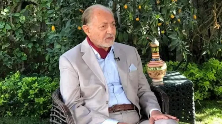 سر هروب الفنان عبدالعزيز مخيون إلى "أبو حمص" قبل دفنه بها