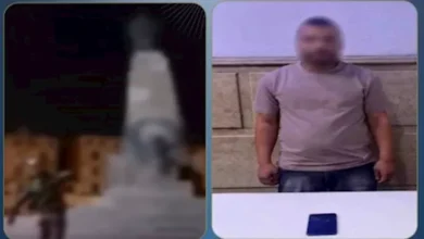 سقوط صاحب مقطع السخرية أمام تمثال تاريخي في الإسكندرية يثير تفاعلاً واسعاً