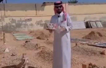 شاب يثير الجدل بعد احتفاله بتوثيق حسابه عند قبر والدته