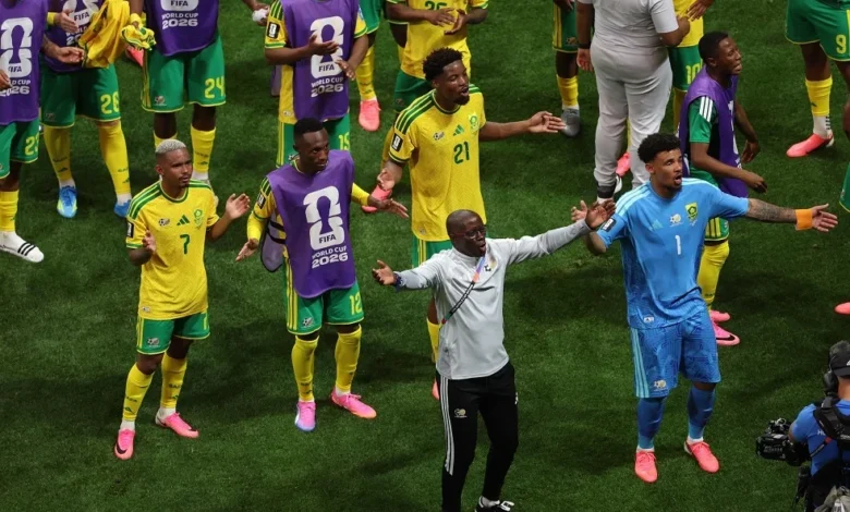 شاهد: لاعبو منتخب جنوب إفريقيا يتسلمون هدايا فاخرة