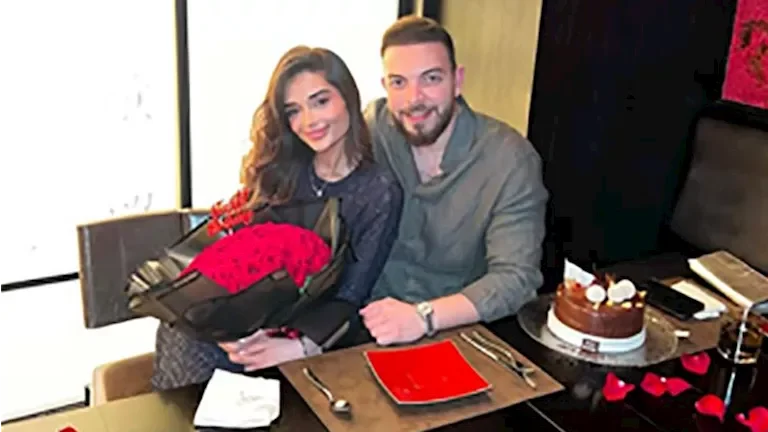 شريف الليثي يحتفل بعيد ميلاد ملك أحمد زاهر بأجواء رومانسية ورد أحمر