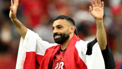 "صلاح يتفاعل بطريقة طريفة مع مشجع مصري: 'لا والله حلوة'"