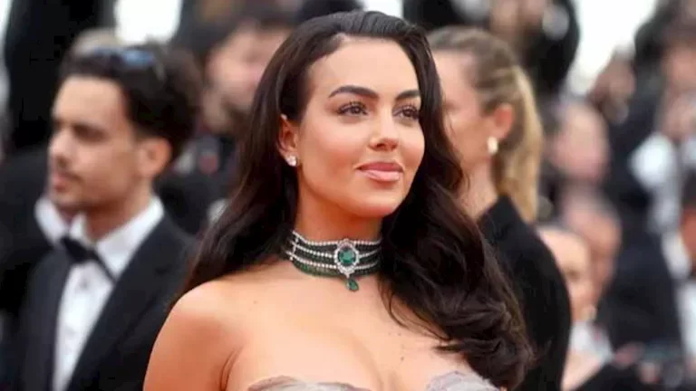 صور جريئة لجورجينا في فرنسا وميامي تثير إعجاب المتابعين