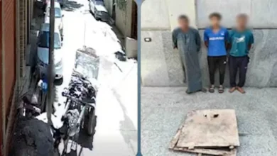 ضبط 3 متهمين في أسيوط بعد انتشار فيديو لسرقة غطاء صرف صحي