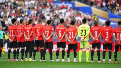 ضربة قاسية للفراعنة: طبيب منتخب مصر يكشف عن إصابة نجم الفريق بتمزق عضلي