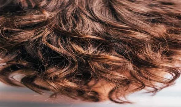 طرق سهلة للحصول على شعر كيرلي في المنزل 1 طرق سهلة للحصول على شعر كيرلي في المنزل