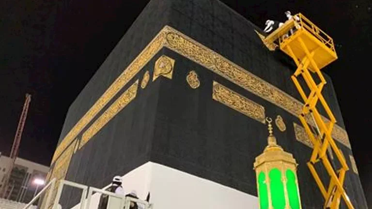 طرق غسل الكعبة المشرفة: من إزالة الغبار إلى التطييب الفاخر