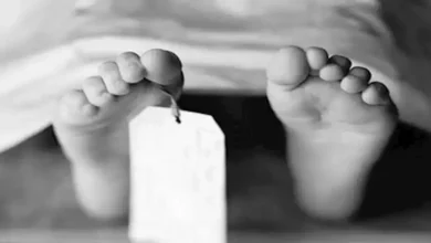 طفل السيارة "المنسي" يعود إلى والدته في حالة ذهول بعد انتشار قصته على السوشيال ميديا