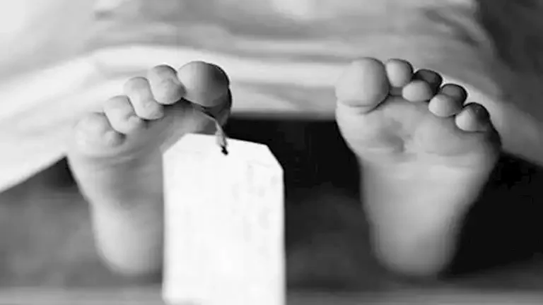 طفل السيارة "المنسي" يعود إلى والدته في حالة ذهول بعد انتشار قصته على السوشيال ميديا