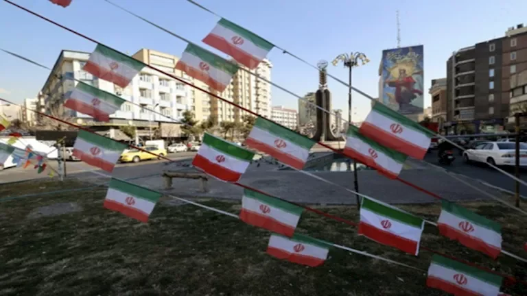 طهران تحول مواقف السيارات إلى ملاجئ آمنة للسكان