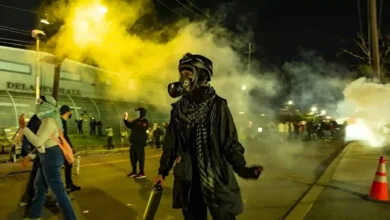 عاجل: «شرطي» يسرق حقيبة امرأة بعد أن تركتها لتنقذ حياتها!