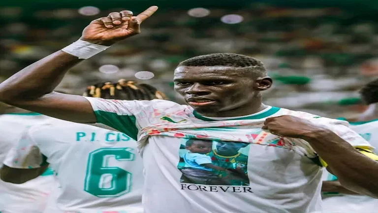"عبدولاي سيك يحتفل في مباراة العراق بكأس العالم تكريمًا لوالده الراحل"