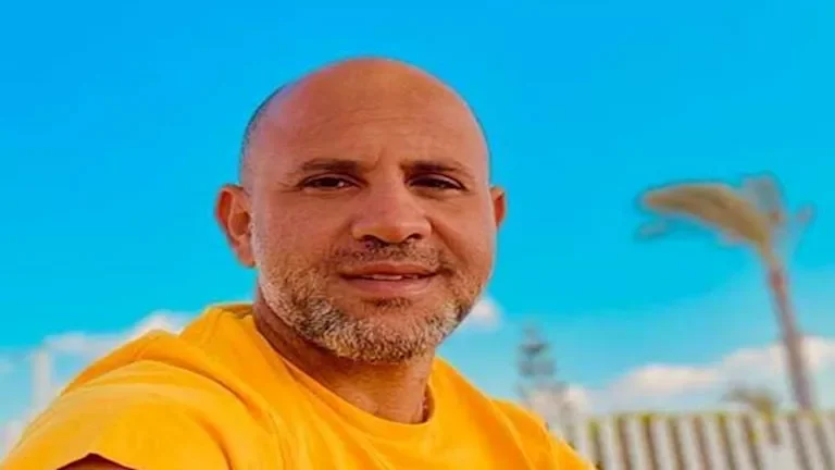 عزيز الشافعي يحتفل بتصدر "تباعا" و"بحرية" قائمة الأغاني الأكثر استماعا 1 عزيز الشافعي يحتفل بتصدر "تباعا" و"بحرية" قائمة الأغاني الأكثر استماعا