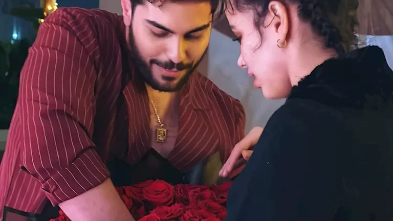 في أجواء رومانسية.. صديق نور عمرو دياب يهديها ورداً وترد: "أحبك جداً"