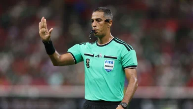 فيفا يكرم أمين عمر بمباراة الأرجنتين ويعلن عن طاقم تحكيم الجزائر والأردن