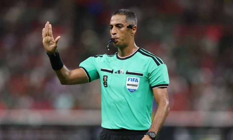 فيفا يكرم أمين عمر بمباراة الأرجنتين ويعلن عن طاقم تحكيم الجزائر والأردن
