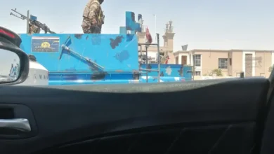 قوة من شرطة شمال البصرة تداهم منزل متهم بقضية تزوير