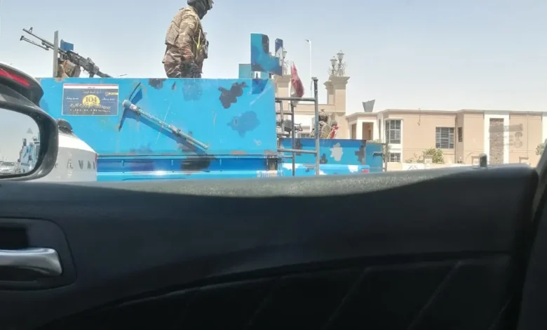 قوة من شرطة شمال البصرة تداهم منزل متهم بقضية تزوير
