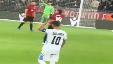 لاعب إسرائيلي يتسبب في جدل جماهيري خلال مباراة ألبانيا