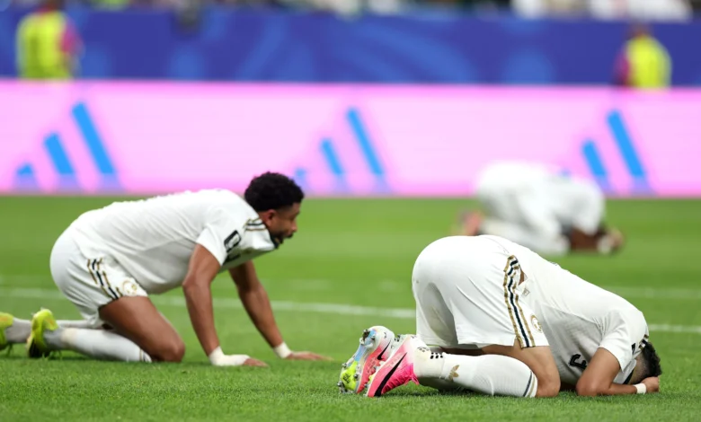لاعبو السعودية يبتعدون عن الجماهير بعد انتهاء مشوارهم في المونديال - فيديو