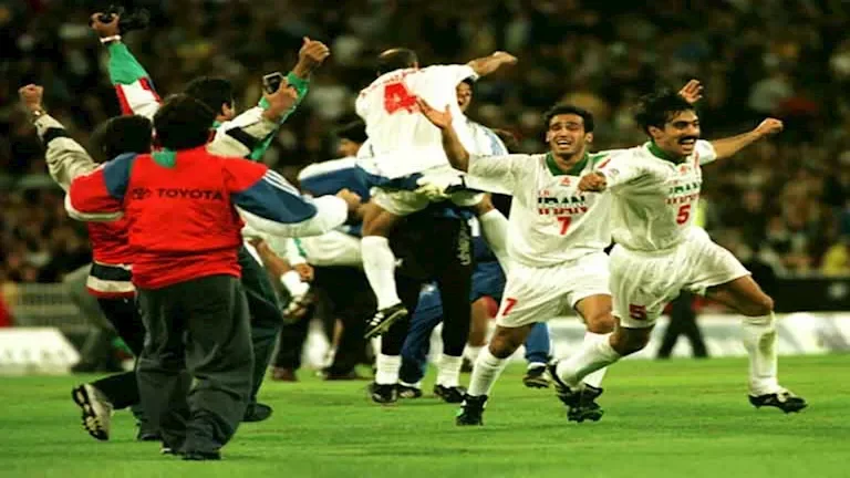 مباراة إيران وأمريكا في كأس العالم 1998: قناصة وزهور بيضاء 1 مباراة إيران وأمريكا في كأس العالم 1998: قناصة وزهور بيضاء