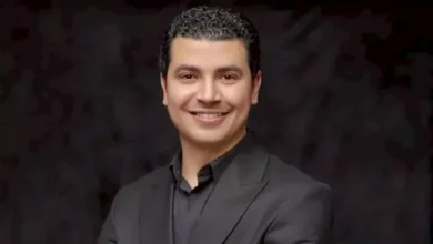 محمد أنور وابنته يقدمان أغنية "هتعدي" على مسرح المدرسة