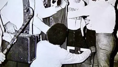 محمد صبحي يتحول لعم أيوب في 40 ثانية بمساعدة 6 أشخاص في مسرحية الجوكر