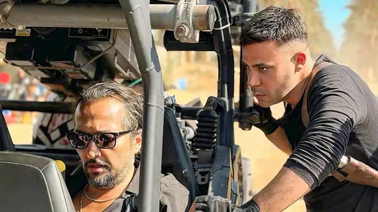 محمد عادل إمام يثني على المخرج حسين المنباوي بعد "صقر وكناريا"