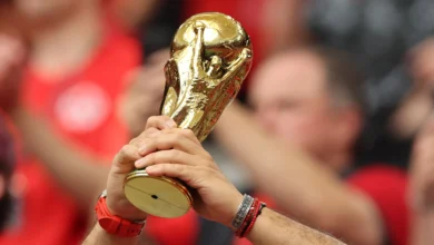 "مدرب مونديالي يتعرض لتهديدات بالموت في المطار!"