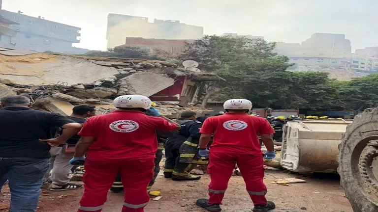 مصرع شخص وإصابة 7 آخرين جراء حريق وانهيار عقار في منشأة ناصر