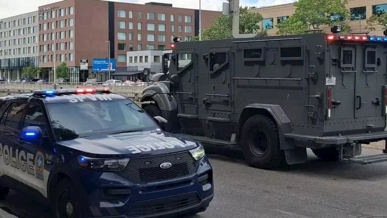 مقتل 3 أشخاص بينهم شرطي في حادث إطلاق نار بمدينة مونتريال الكندية