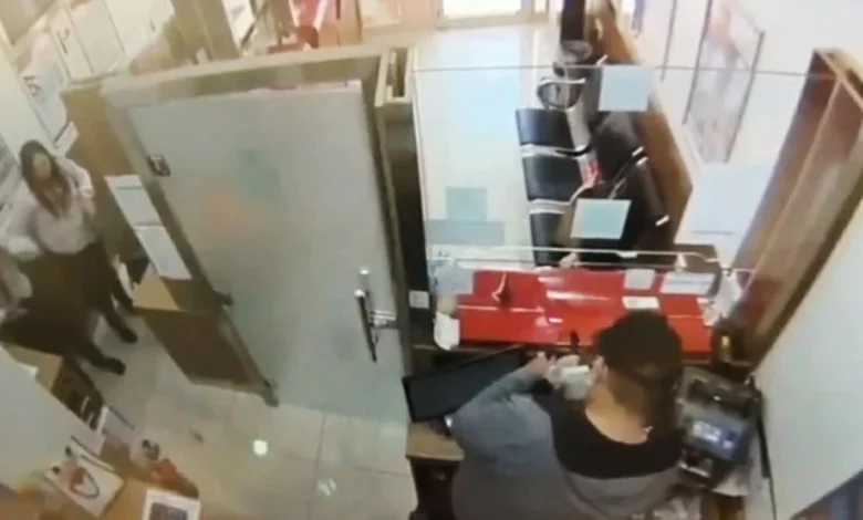 ملثّم مسلح بمسدس لعبة يقتحم شركة صرافة في الكويت ويسرق 21 ألف دينار!
