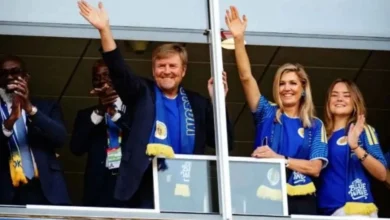 ملك هولندا يحتفل مع لاعبي كوراساو بعد تحقيق الإنجاز التاريخي في كأس العالم 2 ملك هولندا يحتفل مع لاعبي كوراساو بعد تحقيق الإنجاز التاريخي في كأس العالم