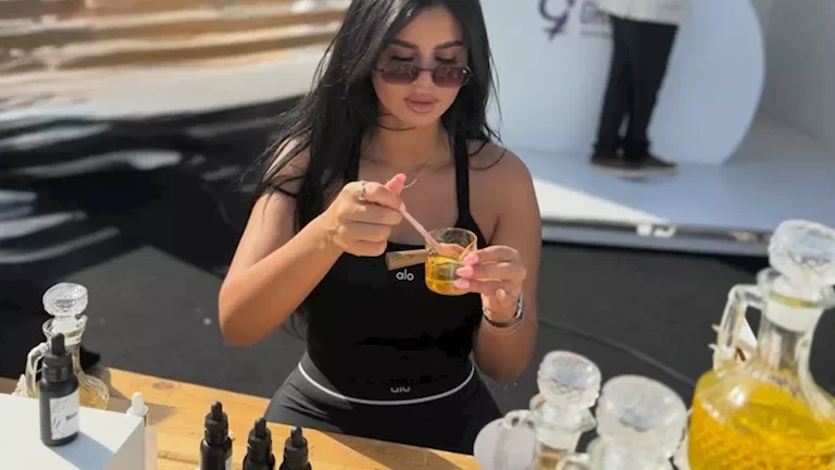 منة عرفة تتألق بإطلالة صيفية أمام الأهرامات وسط تفاعل الجمهور - صور
