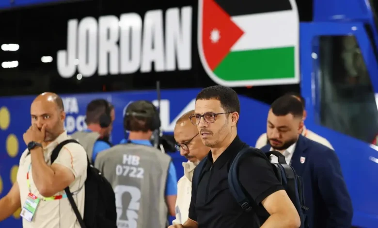 منتخب النشامى يعود إلى أرض الأردن بعد مشاركته الأولى في المونديال وسط استقبال رسمي وشعبي حافل (فيديو)