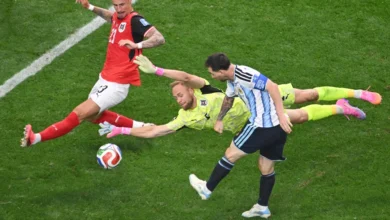 ميسي يقود الأرجنتين إلى انتصار على النمسا والتأهل لدور الـ32 في كأس العالم